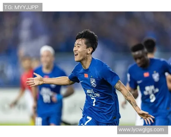 足球球星展示超强体能拉单杠引发网友热议与运动健身讨论